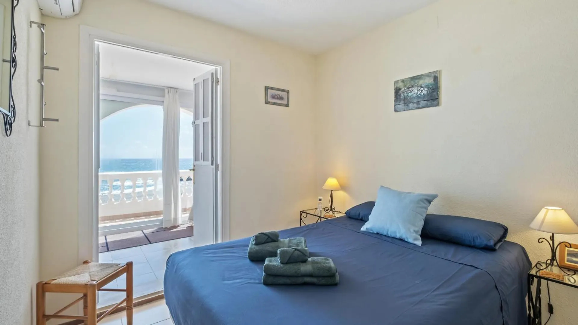 Beachfront Bliss Seaside Retreat Lägenhet Manilva Spanien