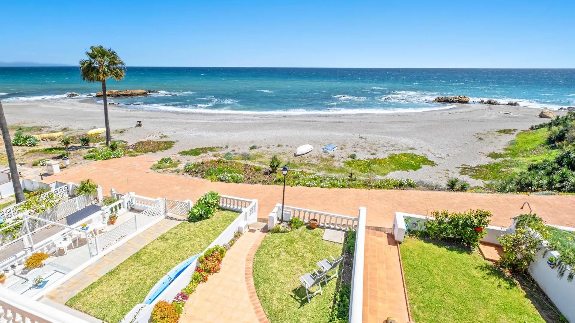 Beachfront Bliss Seaside Retreat Lägenhet Manilva