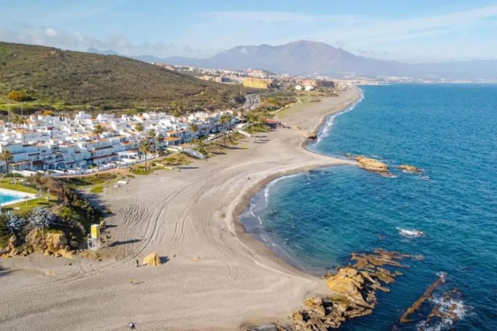 Beachfront Bliss Seaside Retreat Lägenhet Manilva Spanien