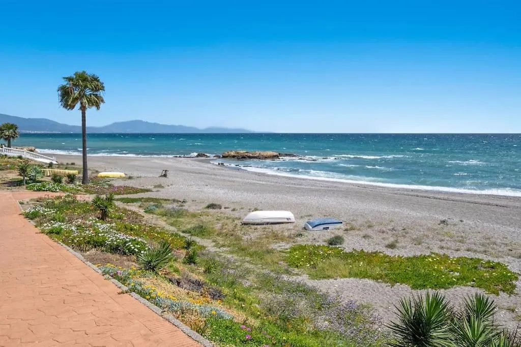 Beachfront Bliss Seaside Retreat Lägenhet Manilva