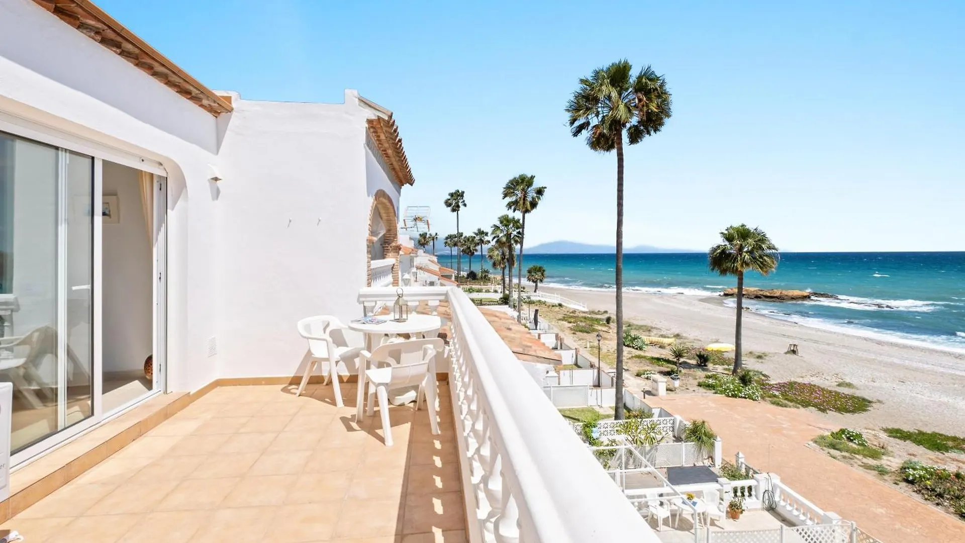 Beachfront Bliss Seaside Retreat Lägenhet Manilva
